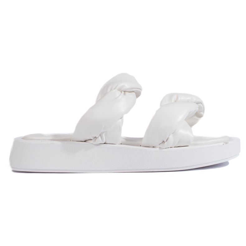 Chanclas blancas con suela gruesa. blanco