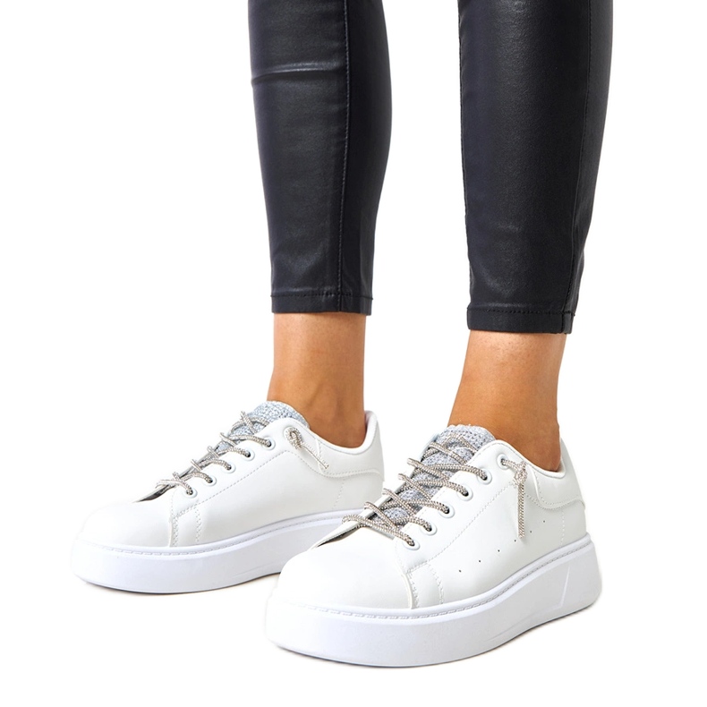Zapatillas blancas con llamativo adorno Asmait. blanco
