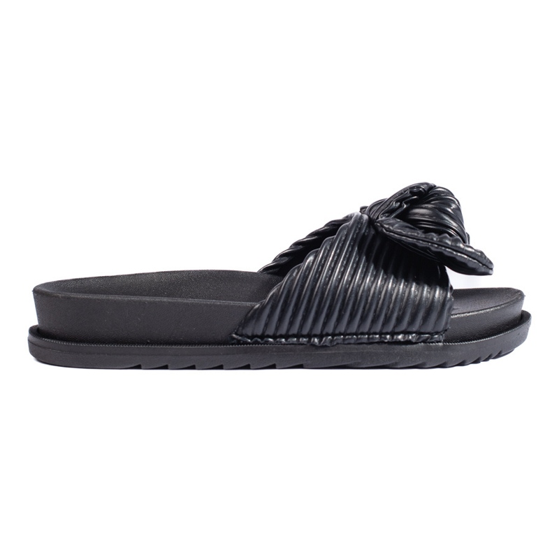Chanclas negras con suela gruesa. negro