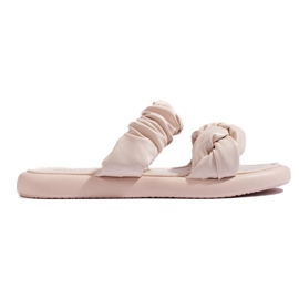 Chanclas de mujer planas beige con estilo.