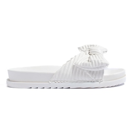 Chanclas blancas con suela gruesa. blanco