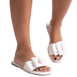 Pantuflas blancas con hebilla Ganema blanco