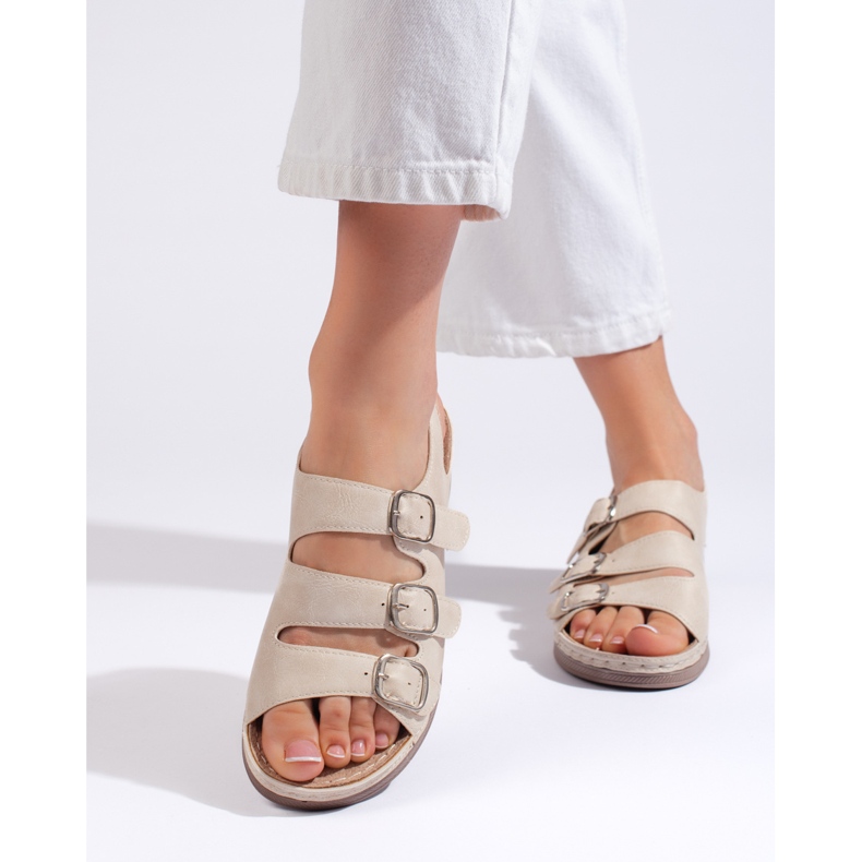 Sandalias de mujer beige con cuña baja.