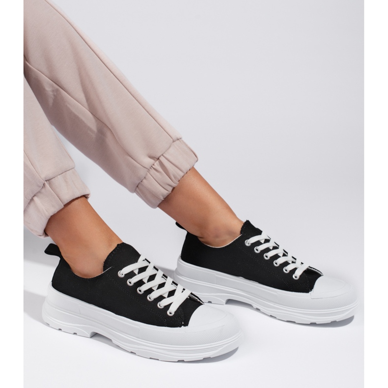 Zapatillas clásicas de mujer negras. negro