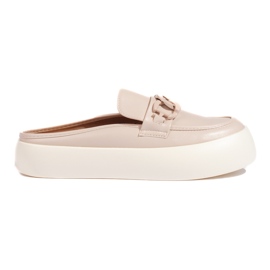 Chanclas de mujer beige cerradas y elegantes. Chanclas de mujer beige cerradas y elegantes.