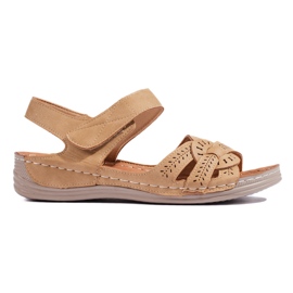Sandalias de mujer en color marrón claro con cuña baja.