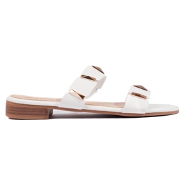 Chanclas de mujer blancas con suela plana. blanco
