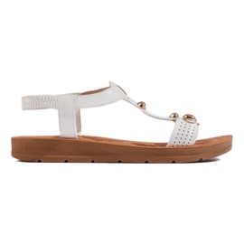 Sandalias de mujer blancas con adornos. blanco