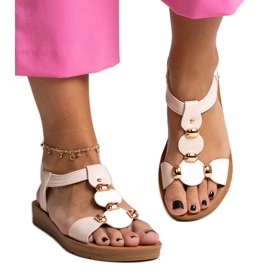 Sandalias beige con complementos dorados de Amatista.