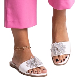 Chanclas blancas con flor de circonita Vendula blanco Chanclas blancas con flor de circonita Vendula blanco
