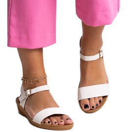 Sandalias blancas confeccionadas en ecopiel Makdaka. blanco