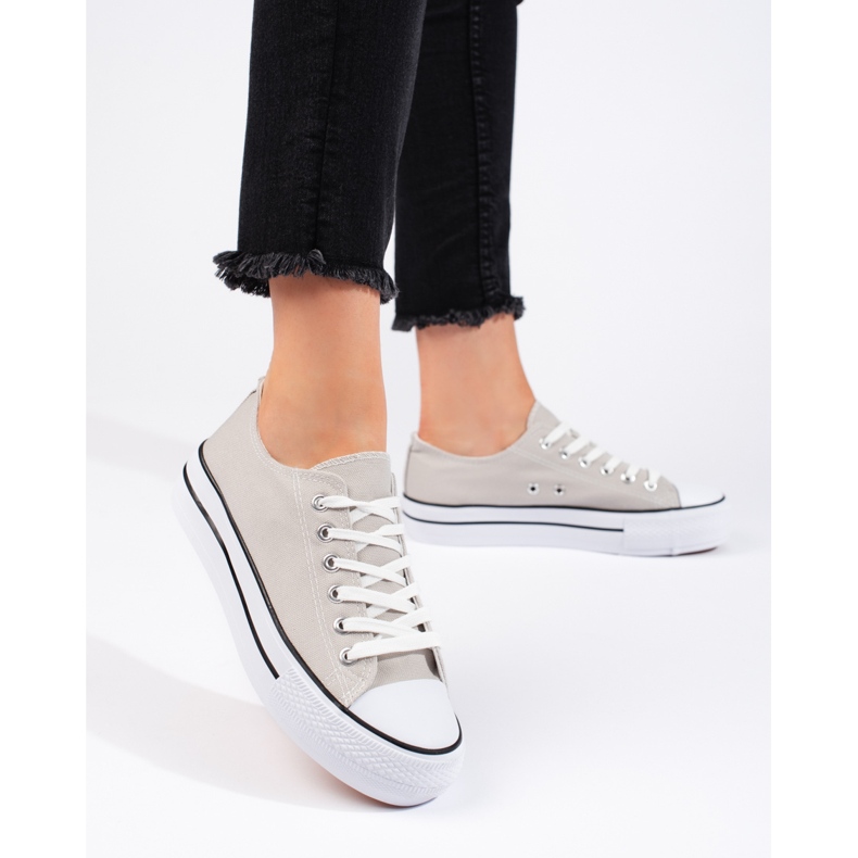 Zapatillas clásicas de mujer grises.