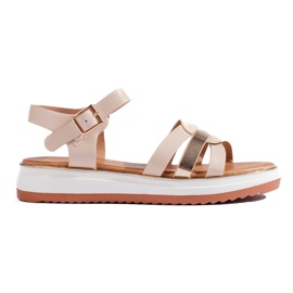 Sandalias de mujer beige en la plataforma.