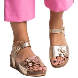 Sandalias cuña doradas con flor Kifah dorado