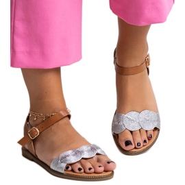 Sandalias plateadas y marrones con complementos dorados Amja plata
