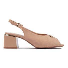 Elegantes sandalias de tacón en ante beige.
