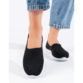 Zapatillas deportivas negras sin cordones. negro