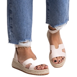 Sandalias con cuña beige de Laurencia