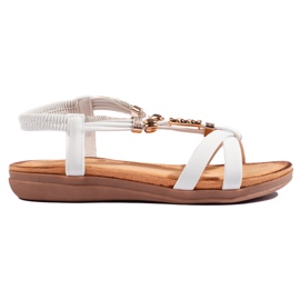 Sandalias blancas con elementos decorativos. blanco