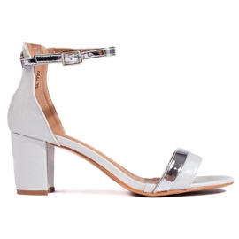 Elegantes sandalias de tacón de mujer blancas. blanco