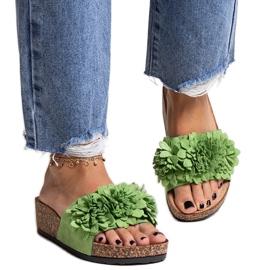 Chanclas verdes con flores en la plataforma Apolonia