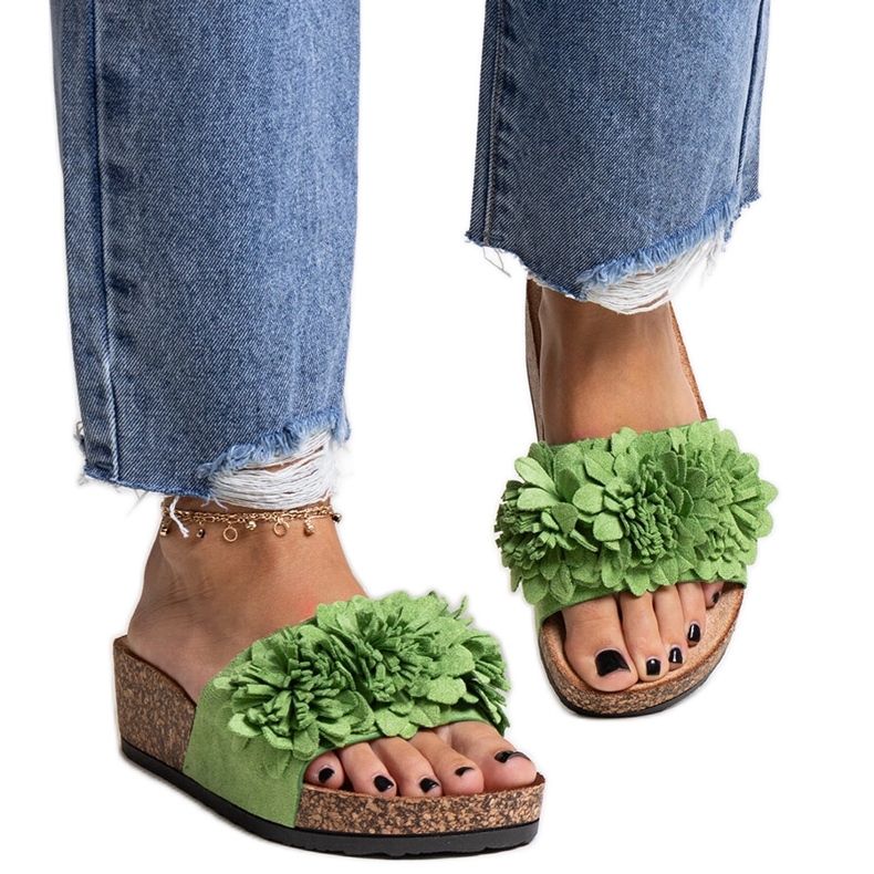 Chanclas verdes con flores en la plataforma Apolonia