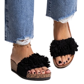 Chanclas negras con flores en la plataforma Apolonia negro