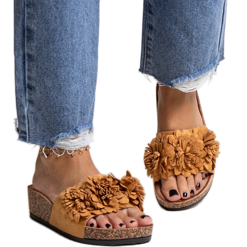 Chanclas color caramelo con flores en la plataforma Apolonia marrón