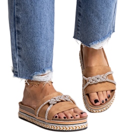 Chanclas marrones decoradas con circonitas Kamilian beige Chanclas marrones decoradas con circonitas Kamilian beige