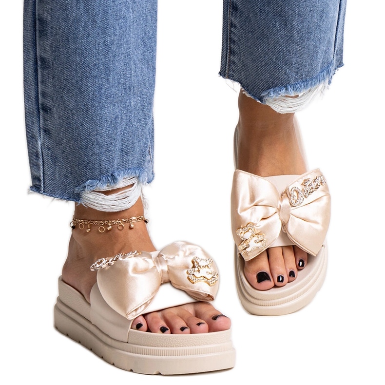 Chanclas beige macizas con lazo, izsa Chanclas beige macizas con lazo, izsa