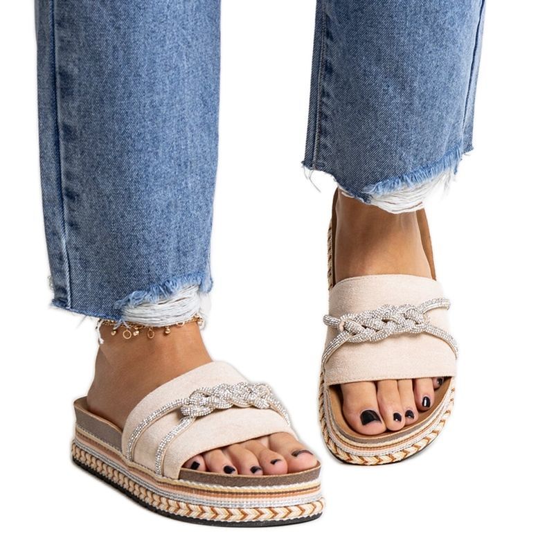 Chanclas beige decoradas con circonitas Kamillian