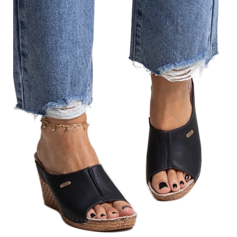 Sandalias cuña negras confeccionadas en ecopiel Penelopina negro