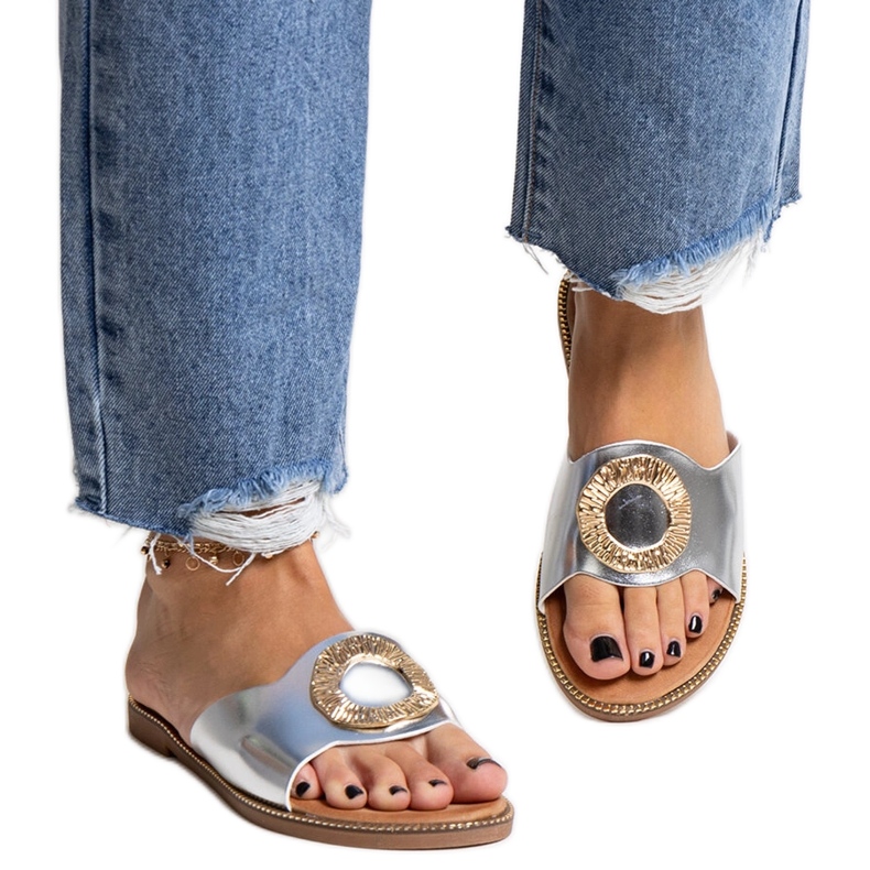 Chanclas plateadas con hebilla decorativa Ganea plata