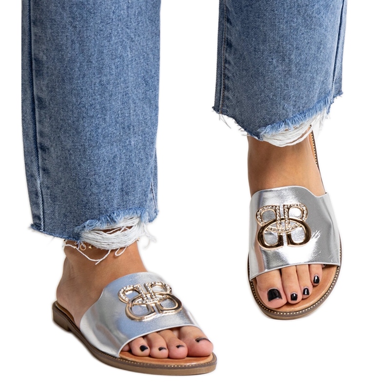 Chanclas plateadas con hebilla decorativa Bera plata
