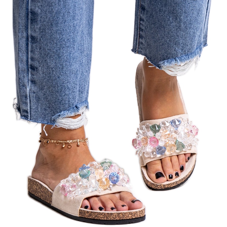 Chanclas beige decoradas con piedras Negistina