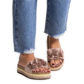 Chanclas beige decoradas con flores de Mehret