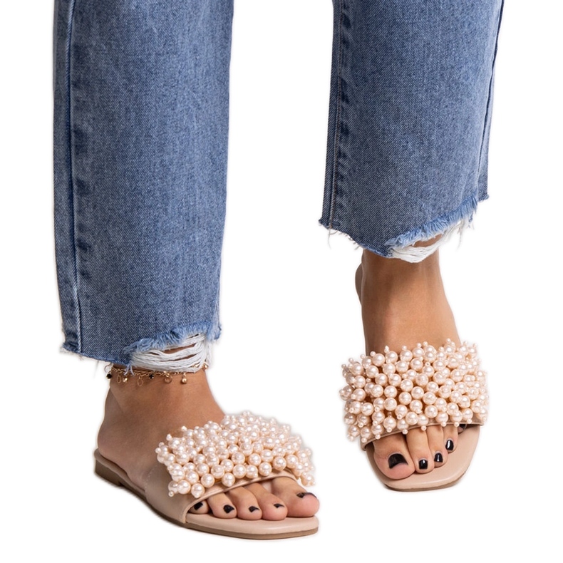 Chanclas beige decoradas con cuentas de Atiyene