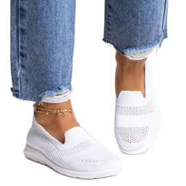 Las zapatillas blancas de Rahim con suela de espuma blanco