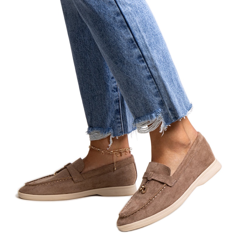 Mocasines en marrón oscuro con colgante de metal de Fiorano beige