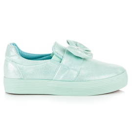 Slipons en la plataforma con un lazo verde Slipons en la plataforma con un lazo verde