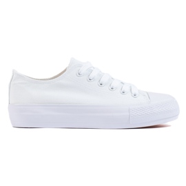 Zapatillas blancas de mujer en la plataforma. blanco Zapatillas blancas de mujer en la plataforma. blanco