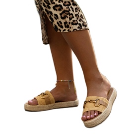 Chanclas amarillas con hebilla dorada de Feorie amarillo