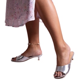 Chanclas tacón bajo Maloua plateadas plata