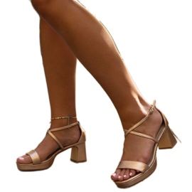 Sandalias de tacón rosas de Husne dorado