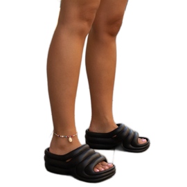 Las enormes chanclas negras de Amina negro