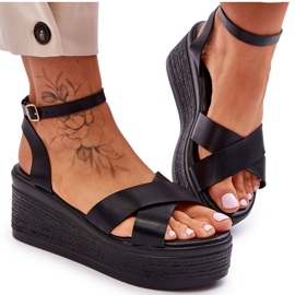 Las cómodas sandalias de cuñas negras de las mujeres negro