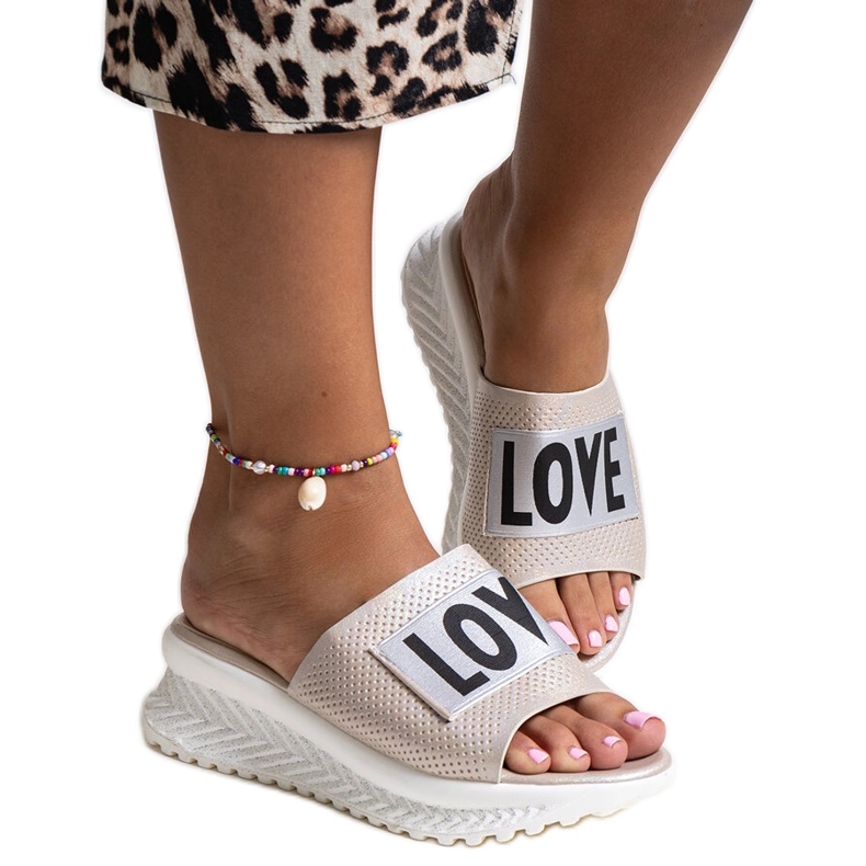 Mules beige con cuña decorativa Maurla