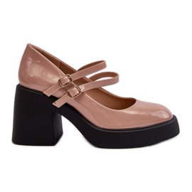 Zapatos de tacón de charol en beige oscuro con tacones gruesos de Halmina