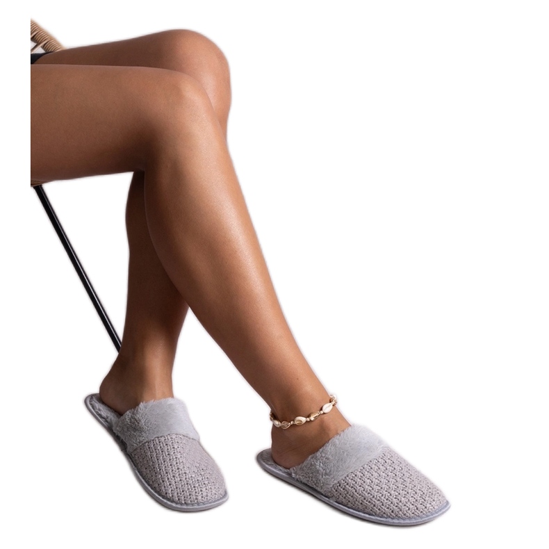 Babuchas grises decoradas con hilo Sira Babuchas grises decoradas con hilo Sira