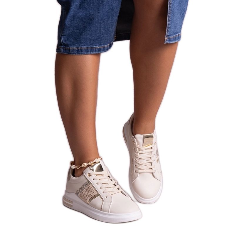 Deportivas beige decoradas con pedrería Xarles
